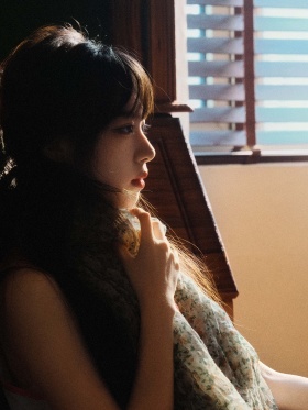 一杯光，酿出老房里的温柔诗