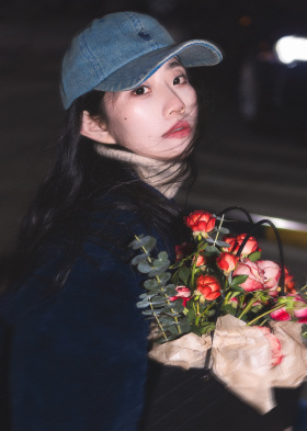 路灯的光洒落在鲜花上 像晚霞