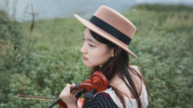 弦音落进野白花里