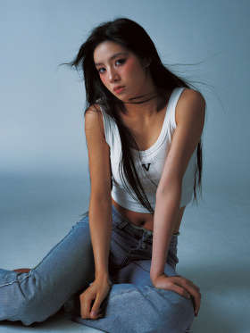 “头发乱的刚好，像没被驯服的风。”