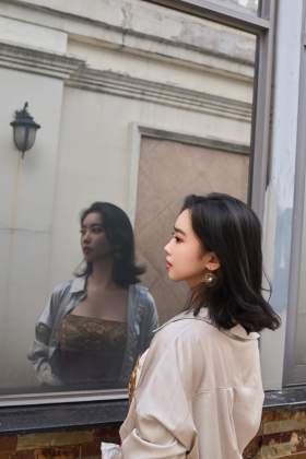 风穿过发梢，玫瑰在掌心低语