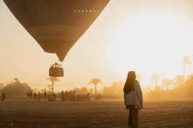 乘坐热气球逃离地球