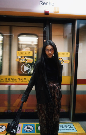 明媚冲破夜晚的黑暗