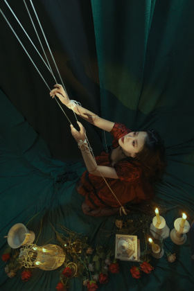 提线木偶：丝线赋予她生命的形态，却也禁锢她灵魂的自由…