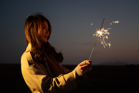 寒野烟花落，少女立风中