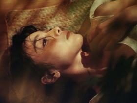 蕨叶揉碎的温柔光痕