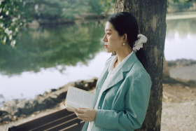 ‘’ 她像一首清冷的诗‘’