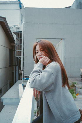 阴天 在开着灯的房间