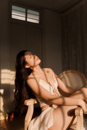 一束光，把慵懒揉进时光里。