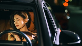 车窗盛满霓虹，心事随晚风走