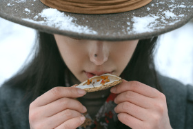 “山顶为你飘落了一片雪”