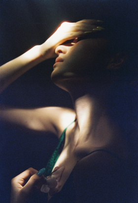 黑夜孤寂，白昼如焚