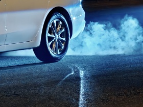 霓虹灯下的钢铁诗行