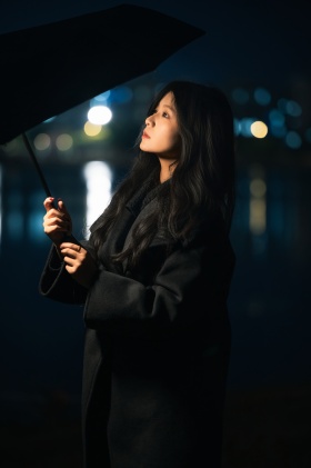 深蓝夜中孤独的浪漫