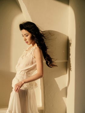 光落在白裙上，温柔了整个午后