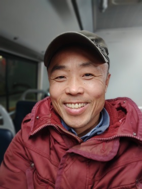 荣耀80手机拍摄，公交车。