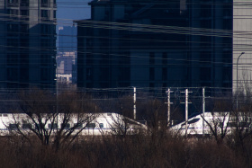 窗外高铁来来往往