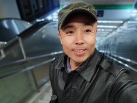 荣耀80手机拍摄，地铁站。