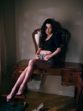 镜中无别意，皆是她自己