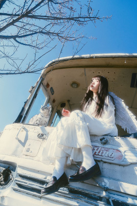 像救赎的光又像坠落的灰