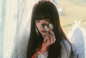 像救赎的光又像坠落的灰