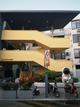 明黄撞黑是城市美学✨