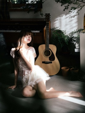 日光落肩，弦音未起