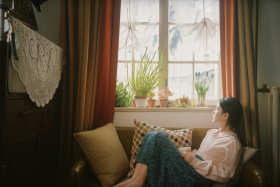 午后的光，淡淡的，刚好落在肩上。