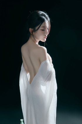 一两清风吹动我万千青丝！