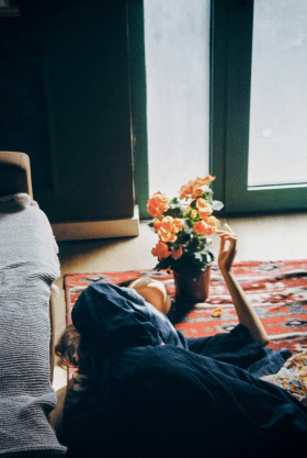 她像柔波里的一座岛