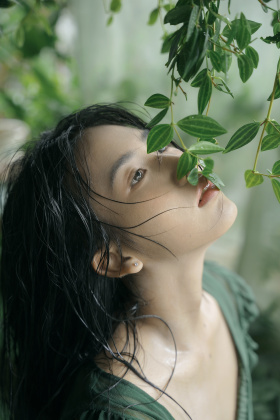 任由潮湿的缺口生出苔花的旺盛