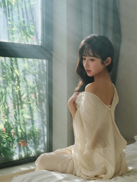 在光里写诗，透纱裙里藏着温柔