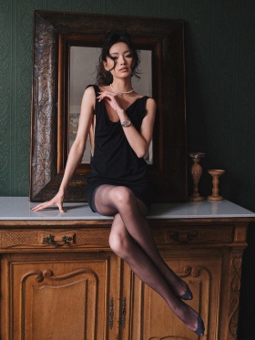 复古光影里的黑裙，透出温柔里的性感