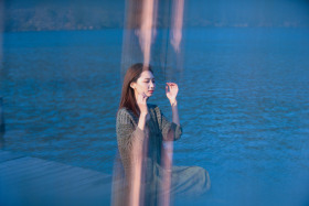 一汪绿水映清颜