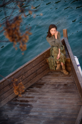 一筏春潮载美人