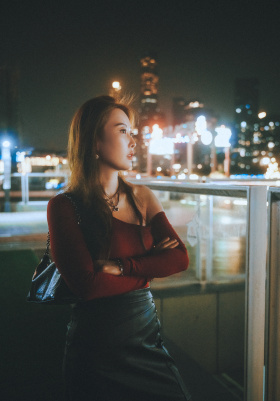 红、黑、霓虹夜