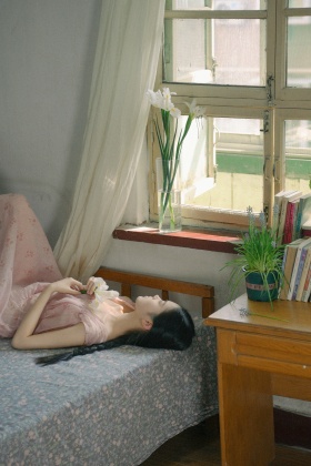 鸢尾开得淡 日子也淡 