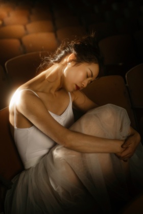 光醒了，我却睡着了。