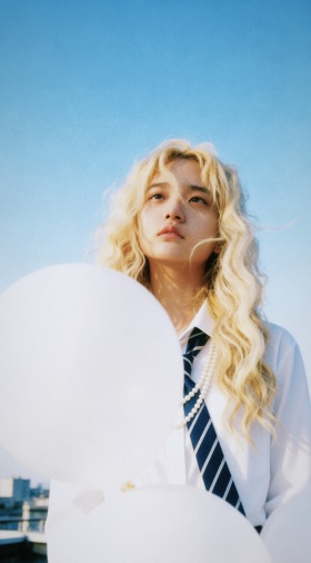 走上天台，背靠天空