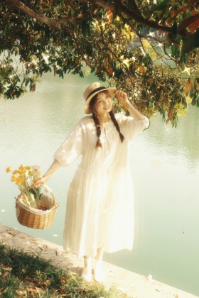 风遇湖静，我遇春安