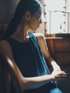 光先于我，拥抱了她