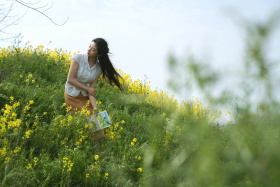 「三月，经春错落，余青未卜」