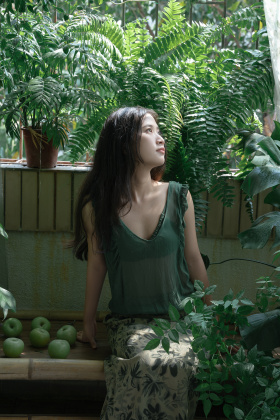 浸在绿意里的眠