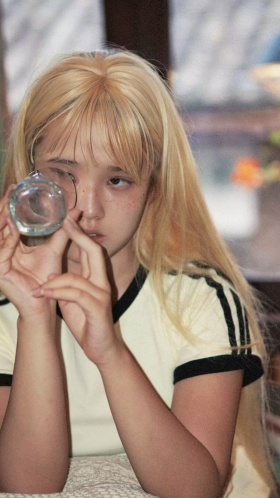 别问我在看什么，我只是在发呆。