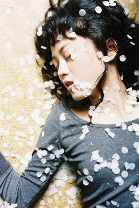 冲进春天，溺死在花瓣雨里。