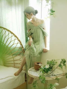 《青裙栖春  》