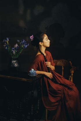 《暗调红裙，鸢尾旧梦》