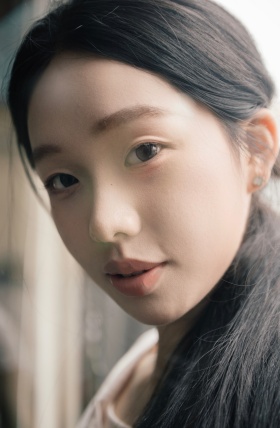 咖啡馆多云少女