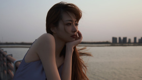 河边的风，替我说出没说出口的情绪