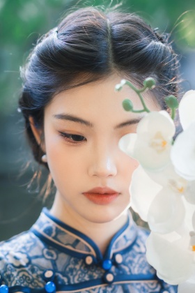 青花染韵，旧梦入江南。